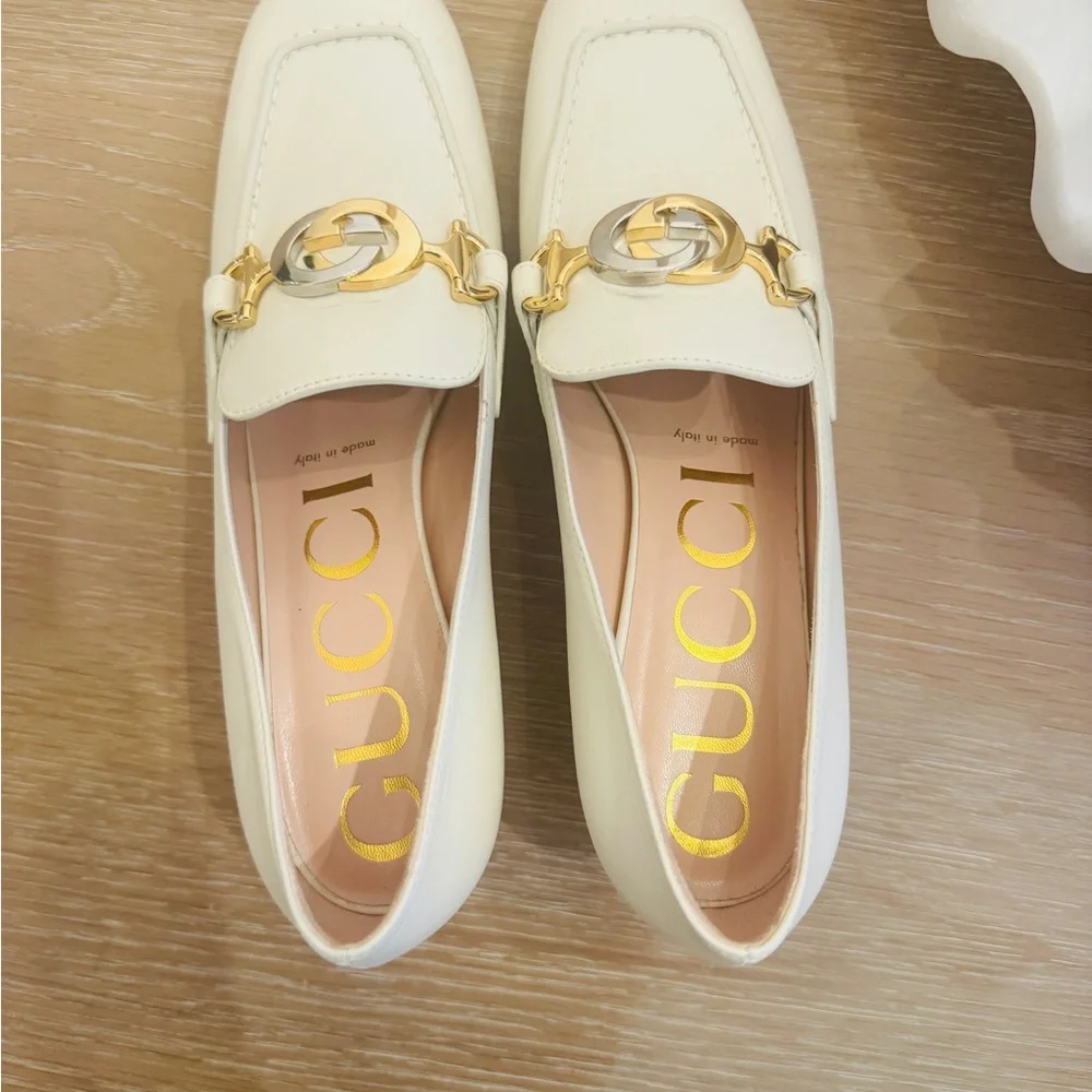 Gucci Women's Ivory Loafers with Gold Detailing - Picture 9 of 9